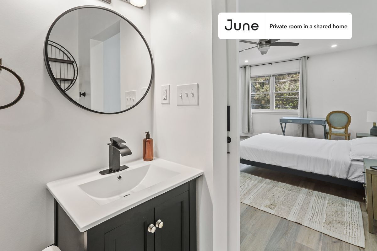 Building Photo - Room in Shared 5 bed/3.5 bath home