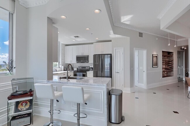 Building Photo - 300 S Australian Ave