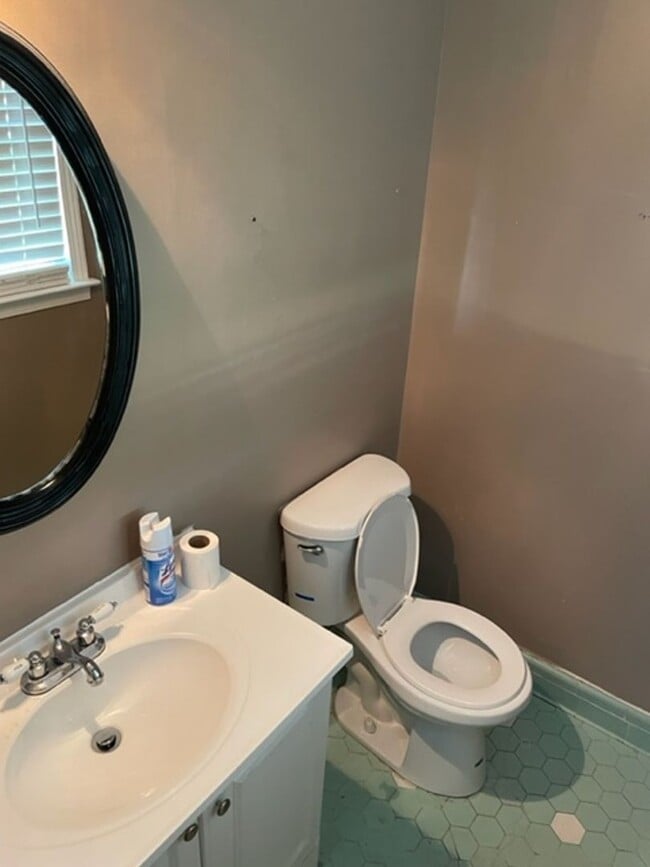 Building Photo - Quiet living on the outskirts of the City!