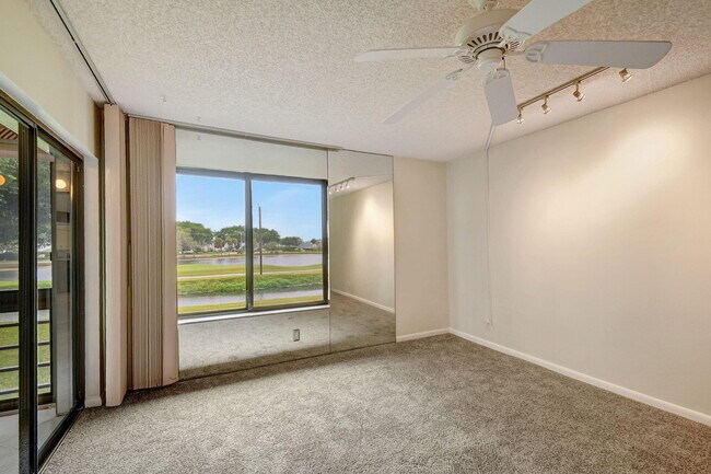 Building Photo - 5519 Fairway Park Dr