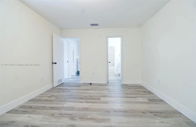 Building Photo - 4732 SW 67th Ave