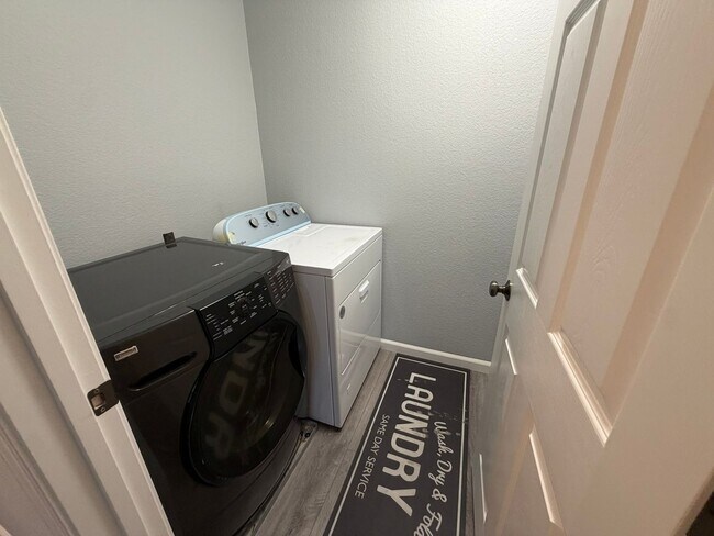 Building Photo - AVAILABLE NOW! LEASE TODAY! 4 Bedroom 3 Bath Elk Grove Home with Bonus Room!