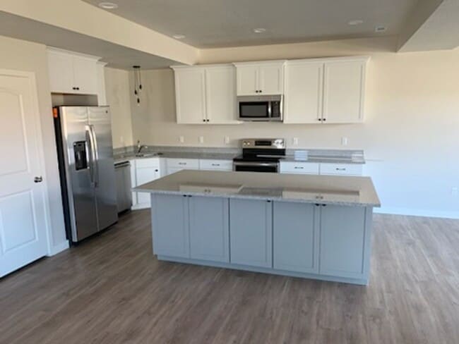 Building Photo - Spacious 4-Bedroom End-Unit Townhome with 2-Car Garage | Pet-Friendly | American Fork