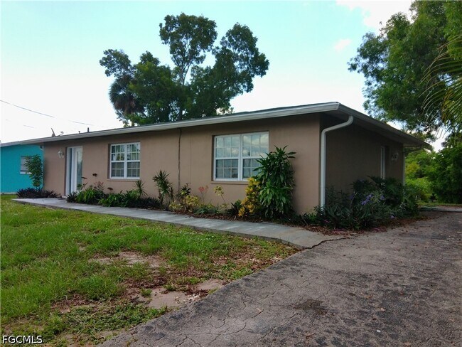 Building Photo - 893 Iris Dr