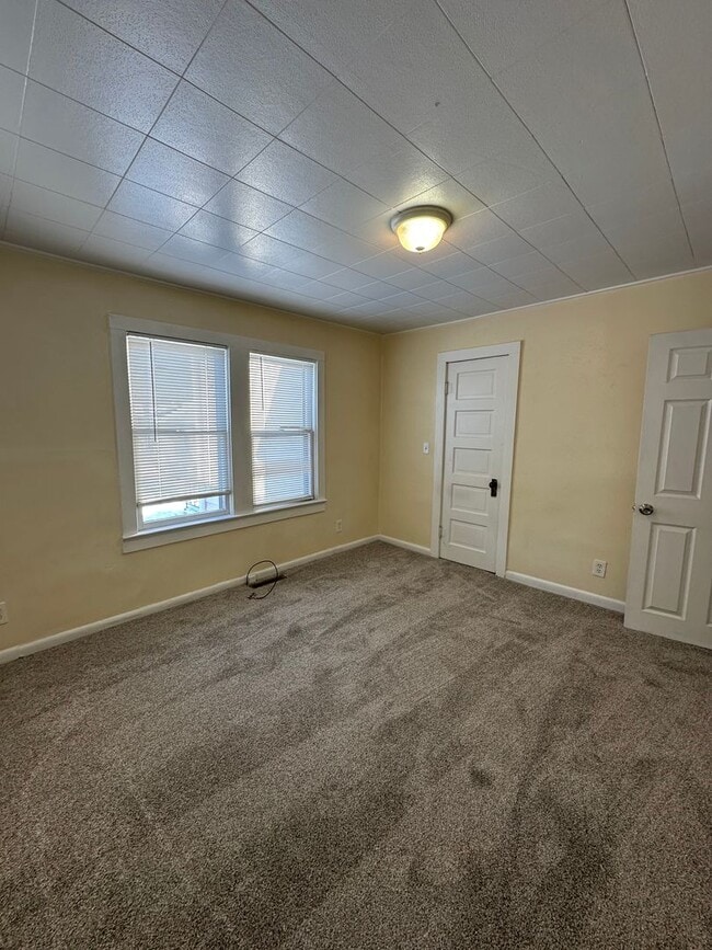 Building Photo - Renovated 2 bedroom, 1 bathroom home on Southside