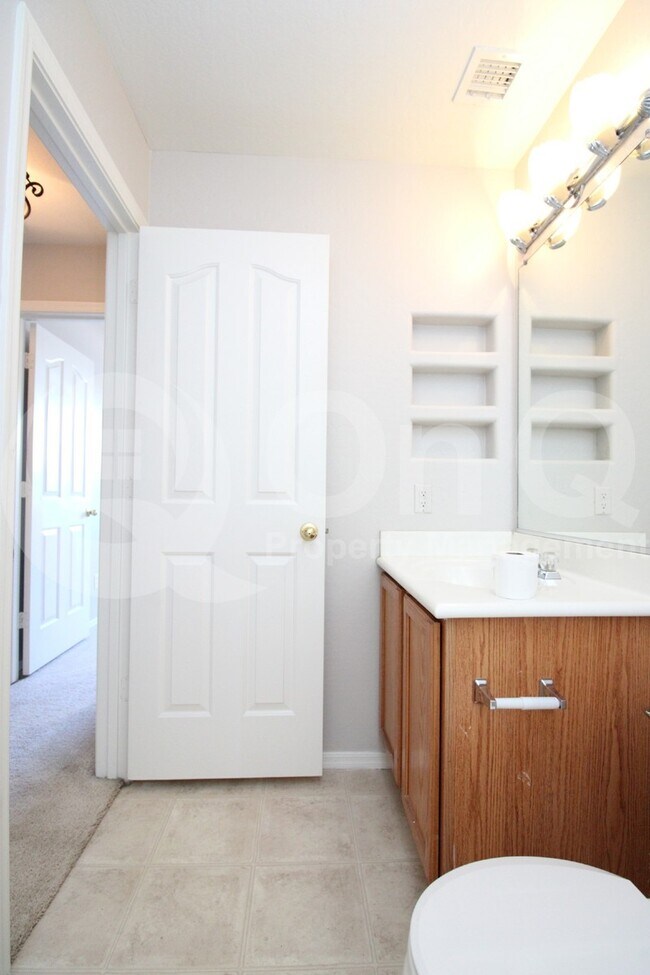 Building Photo - 30731 N Sunray Dr