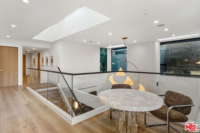 Building Photo - 738 Palms Blvd