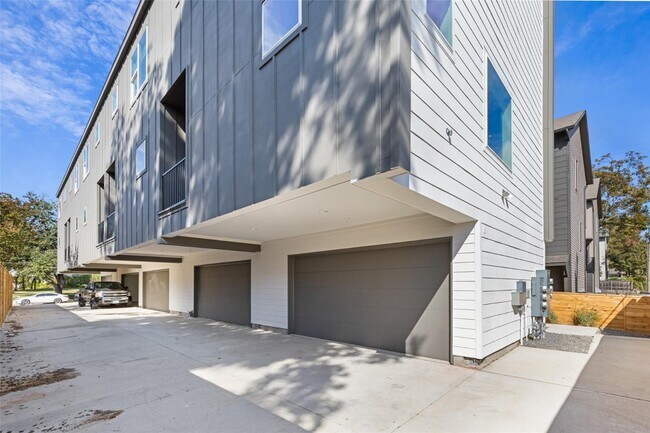 Building Photo - Modern 2-Bed Townhome with Attached Garage & Private Balcony in Gated Dallas Community