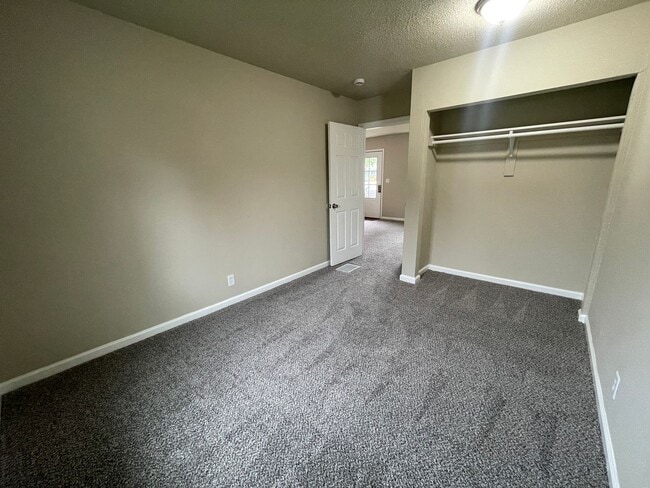 Building Photo - 3 Bedroom Fully Remodeled Marshalltown