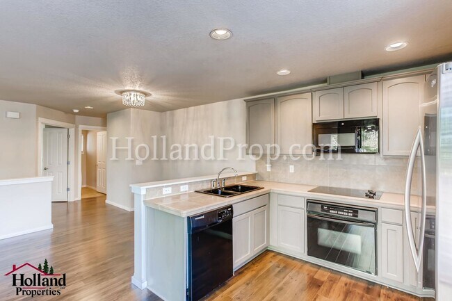 Building Photo - 977 NE 73rd Ave