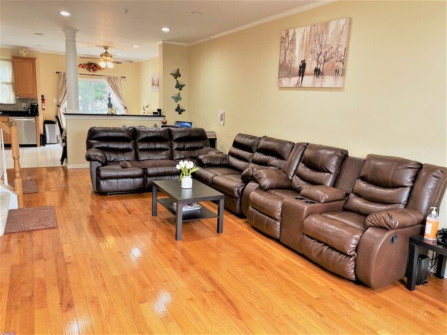 Building Photo - 208 Blossom Cir