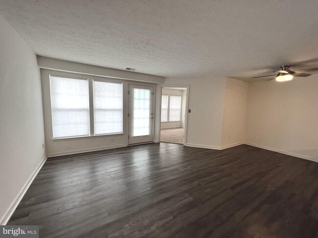 Building Photo - Beautiful 3 bedroom, 2 full bath condomini...