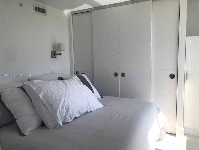 Building Photo - 2951 S Bayshore Dr