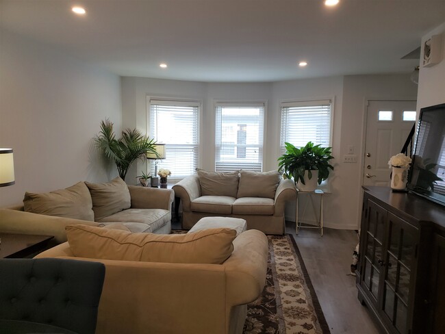 Plenty of natural light - 375 Hope St