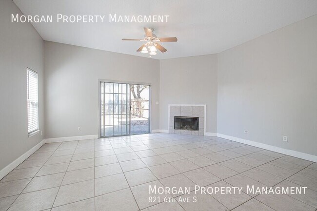 Building Photo - Amazing Freshly Painted Jacksonville Beach...