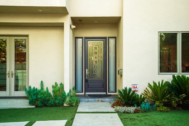 Front Entrance - 841 N Crescent Heights Blvd