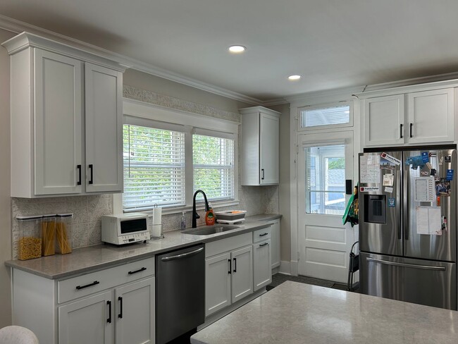 Building Photo - Updated 4 Bed 3 Bath Highlands Bungalow
