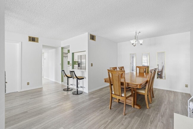 Building Photo - 2025 SW Silver Pine Way