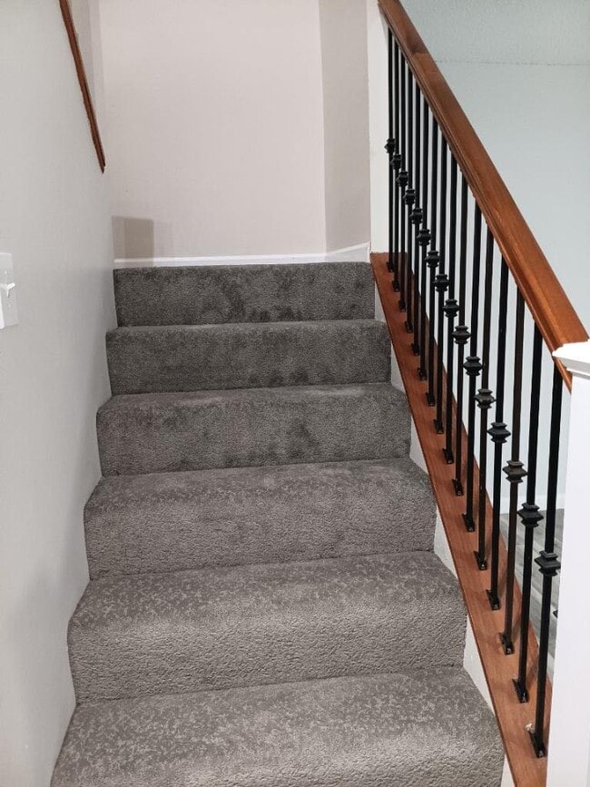 Stairs (new carpet) - 620 Graybridge E