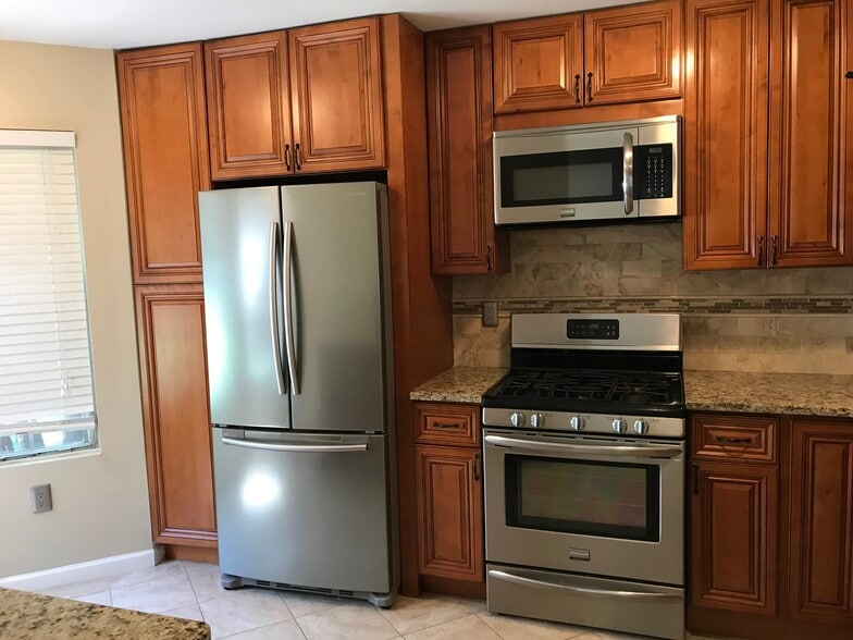 Kitchen - 1005 Hemlock Ct
