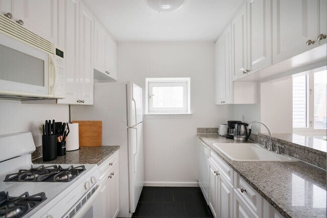 Building Photo - 350 W 43rd St