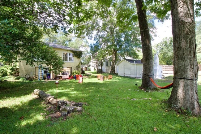 Building Photo - Charming 2-Bedroom Duplex in Prime Auburn ...
