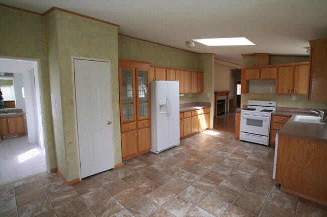 Building Photo - 3 bed 2 bath home with fireplace