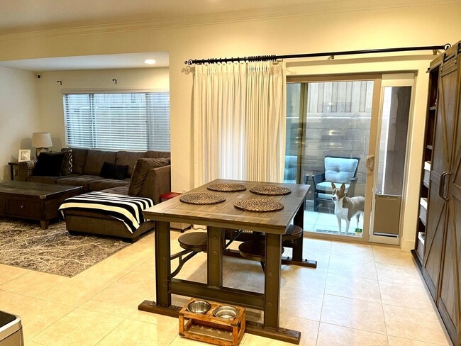 Building Photo - Modern and Chic 2 bed 2.5 bath in Newport Beach!!!