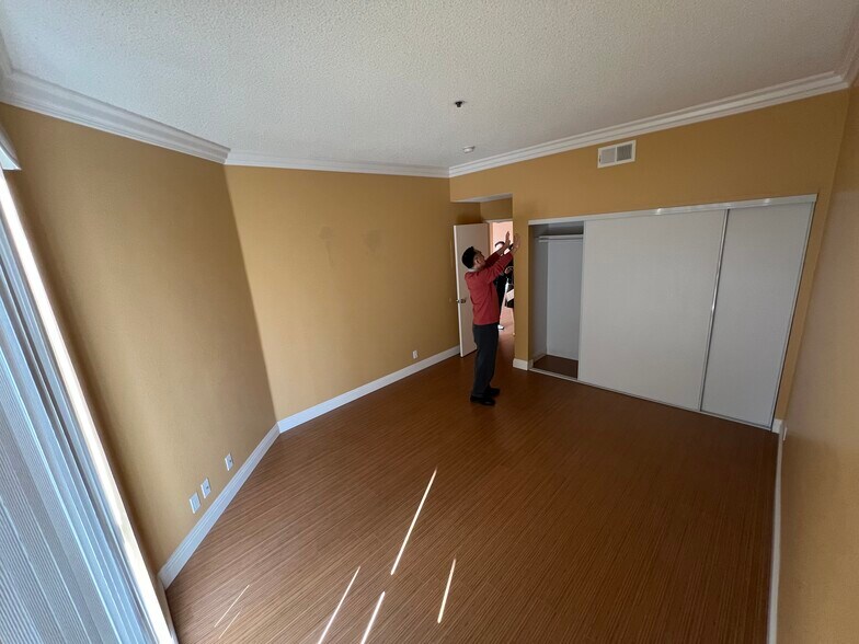 Building Photo - 533 S St Andrews Pl