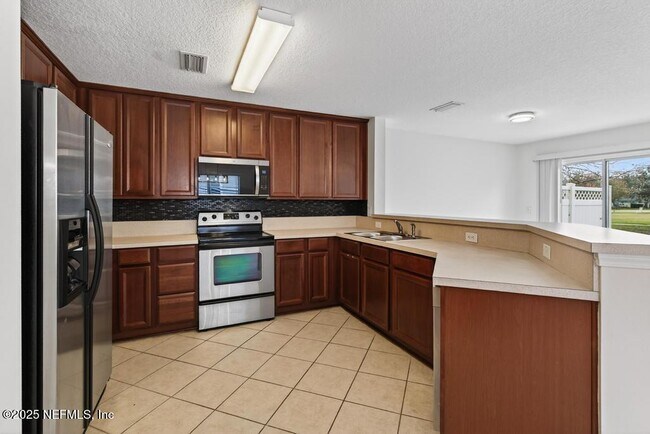 Building Photo - 411 Walnut Dr