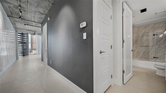 Building Photo - 2000 Bagby St