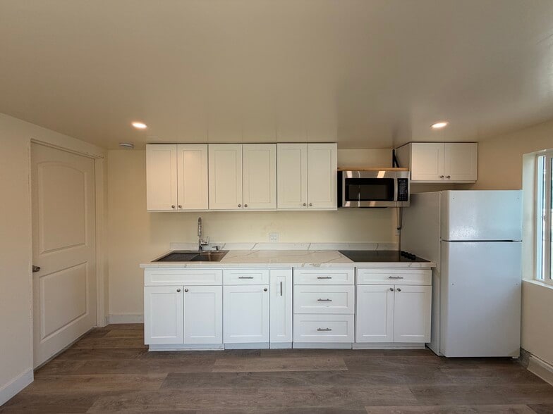 Building Photo - 3447 Caspian Ave