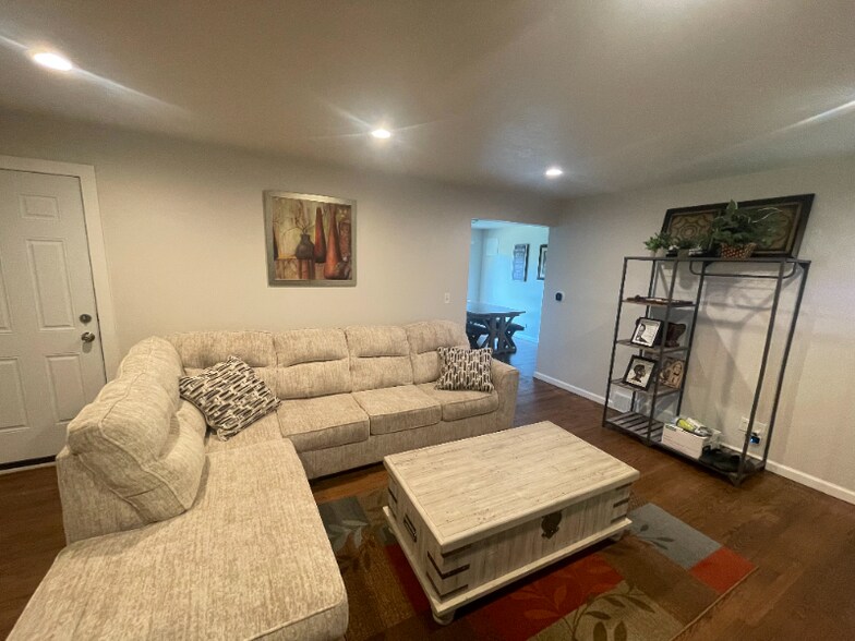 Building Photo - 2528 14th Ave Ct