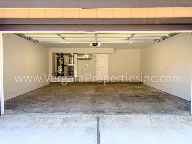 Building Photo - 1136 Gian Dr