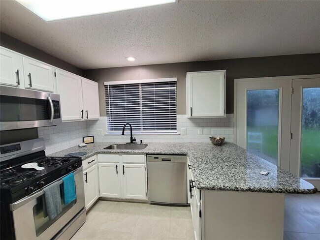 Building Photo - 6015 Henniker Dr