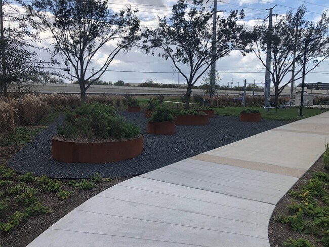 Building Photo - 3900 Woodchase Dr