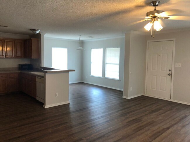 Building Photo - 115 Varsity Dr