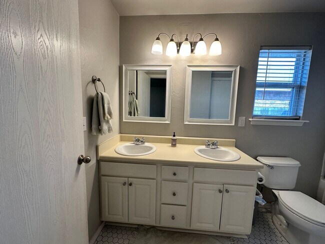 Building Photo - For Rent: Charming 3 Bed, 2 Bath Home in M...