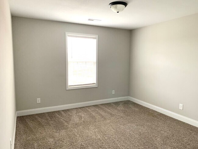 Building Photo - 712 Banister Dr