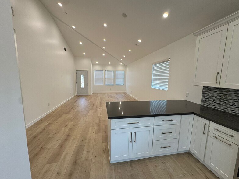 Building Photo - 6731 Kraft Ave