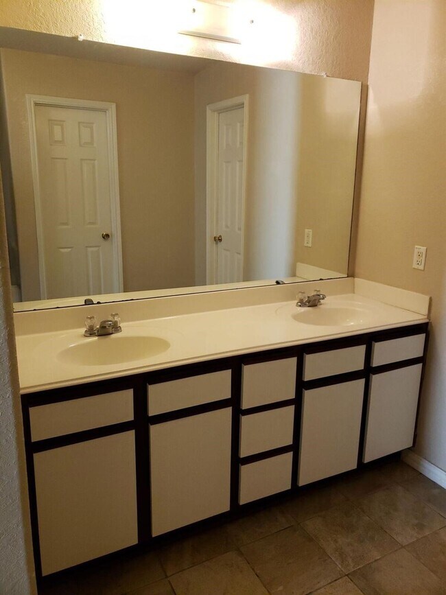 Building Photo - 15810 Sheldon Ridge Way