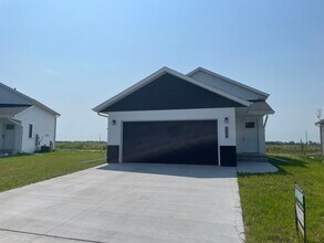 Building Photo - Gorgeous 3 bed, 2 bath in South Fargo!