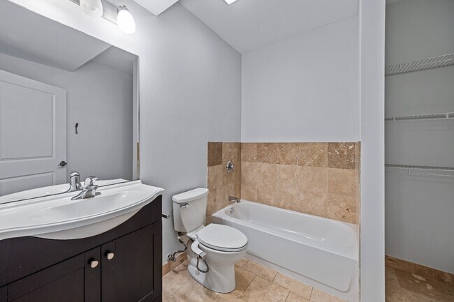 Building Photo - 2 bed 2.5 bath Logan Square Duplex