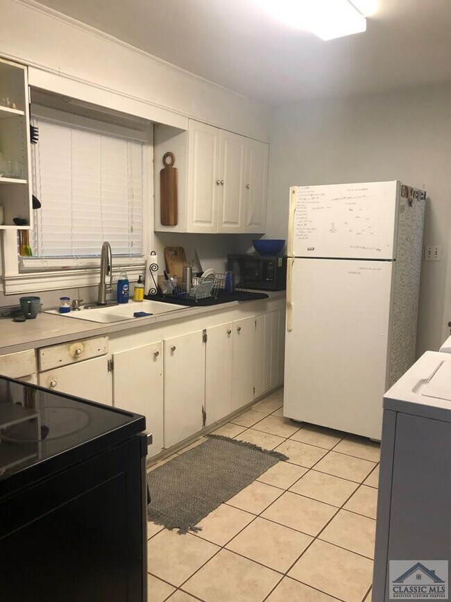 Building Photo - 398 Pinecrest Dr