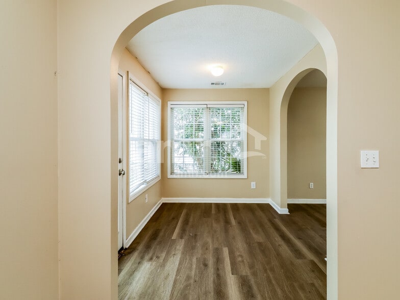 Building Photo - 120 Lake Linden Dr