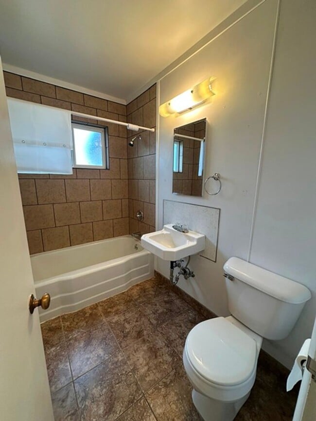 Building Photo - 2 Bedroom House