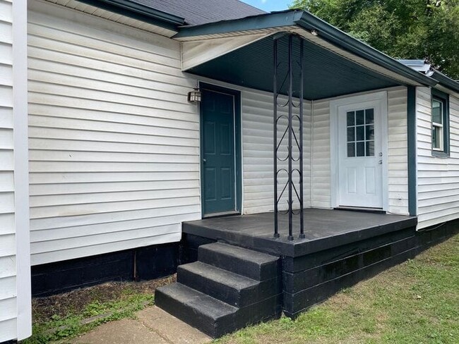 Building Photo - Germantown / Salemtown House for Rent!  2 Beds w/ extra rooms  + 2 full baths!