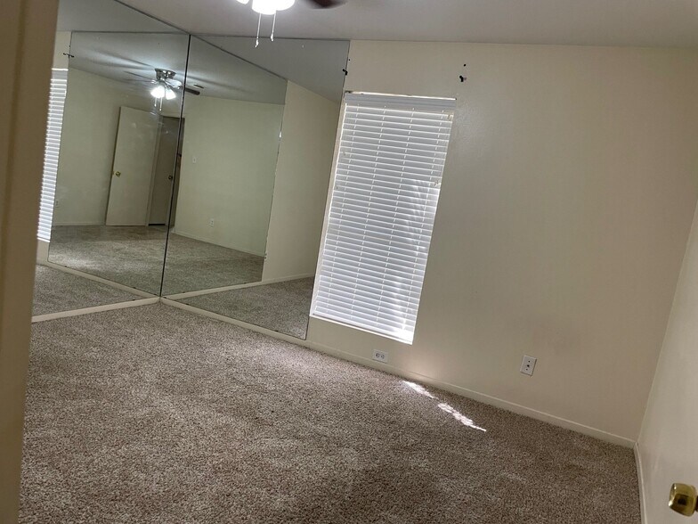 Building Photo - 2627 Old Fort Rd