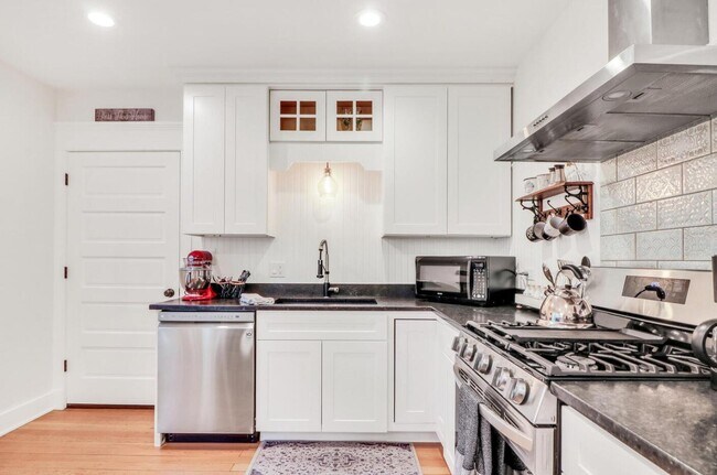 Building Photo - 543 Oakwood Trl