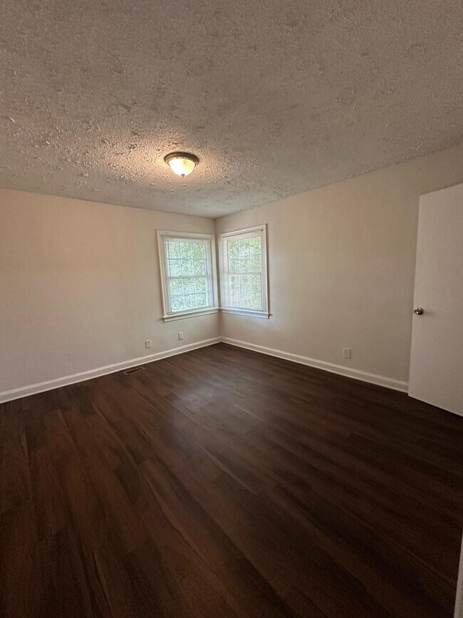 Building Photo - 1165 Lakeshore Dr